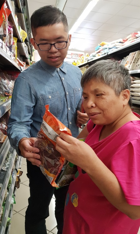 視障者透過各種感官知覺來找尋生活自理訓練師所指定購買之食材1。
