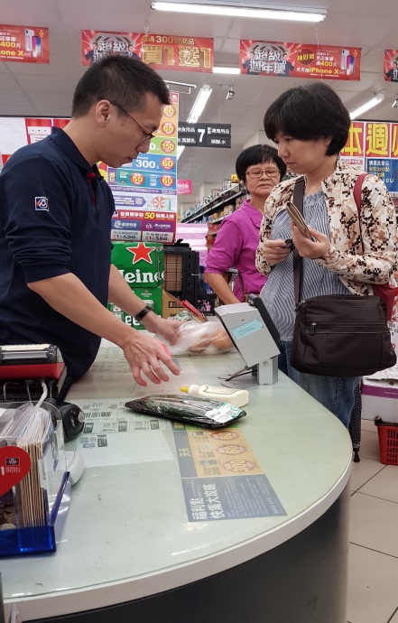視障者利用生活自理所學之金錢辨識之技巧，自己付帳1。