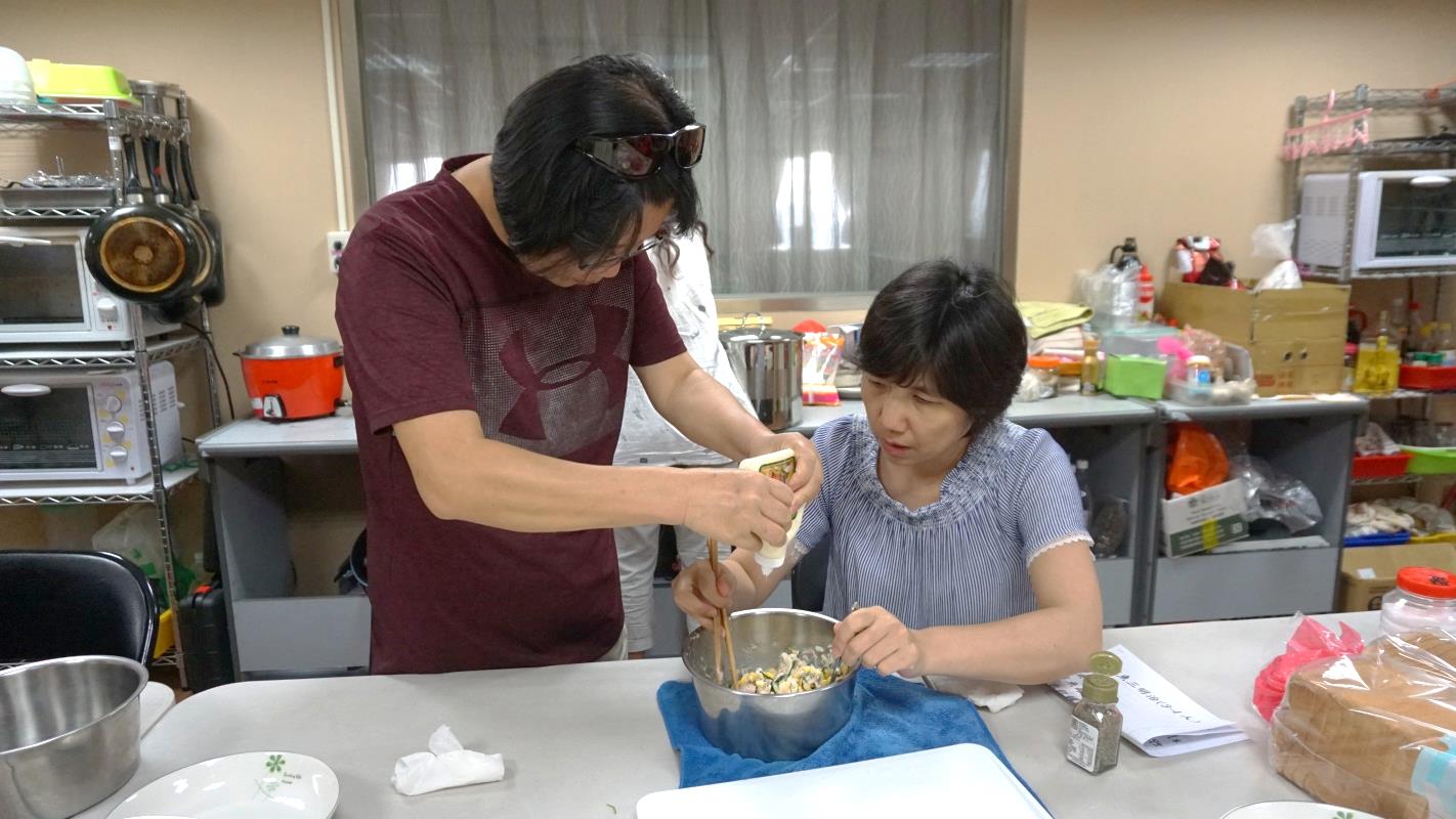 視障者利用味覺、觸覺、嗅覺等來感受自己對於醬料的甜度，並攪拌之。