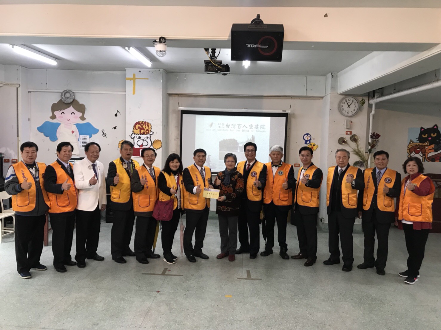 張自院長頒發感謝狀及錦旗，由獅子會會長郭金龍代表受贈