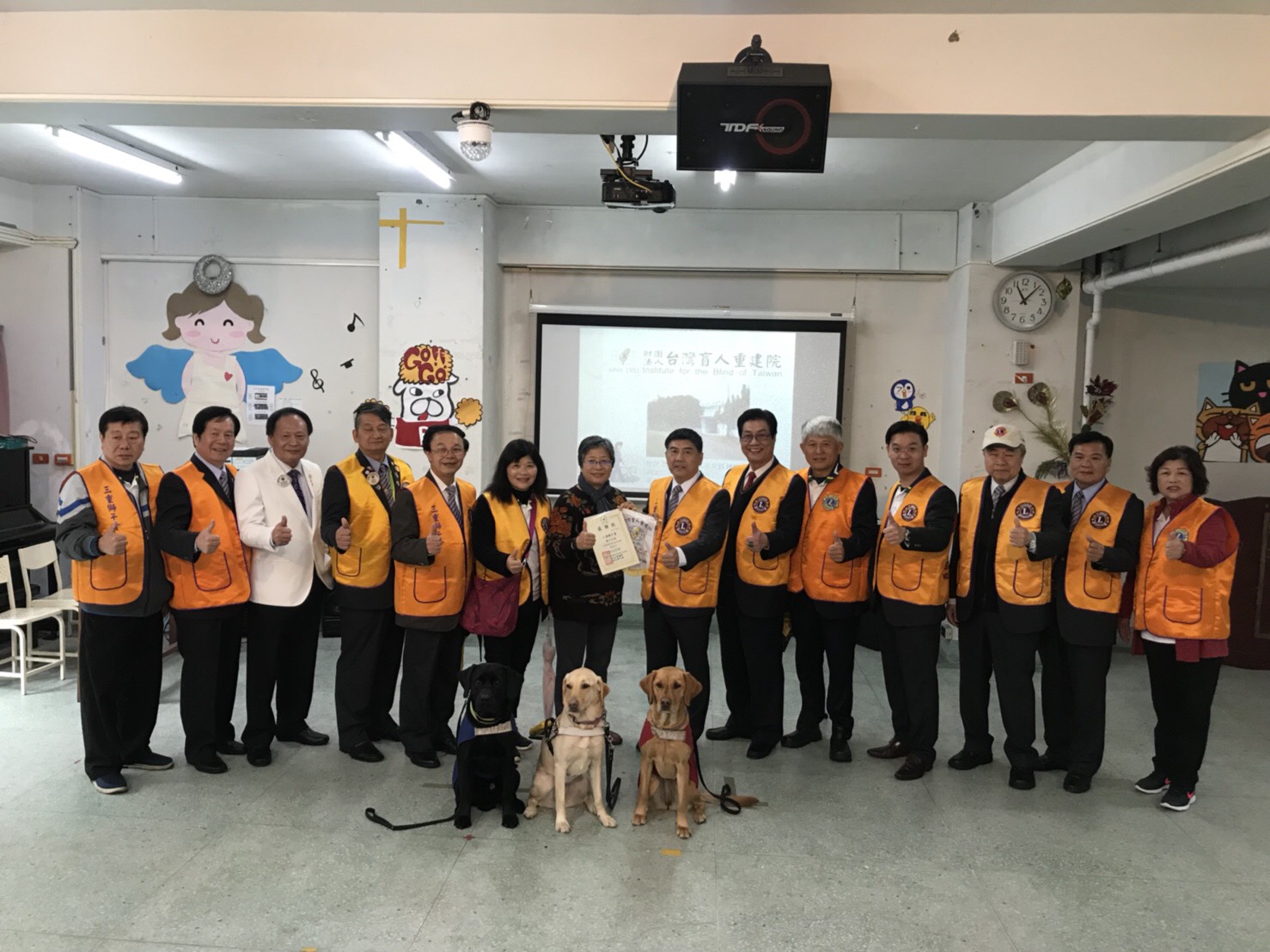 張自院長頒發感謝狀及錦旗，由獅子會會長郭金龍代表受贈