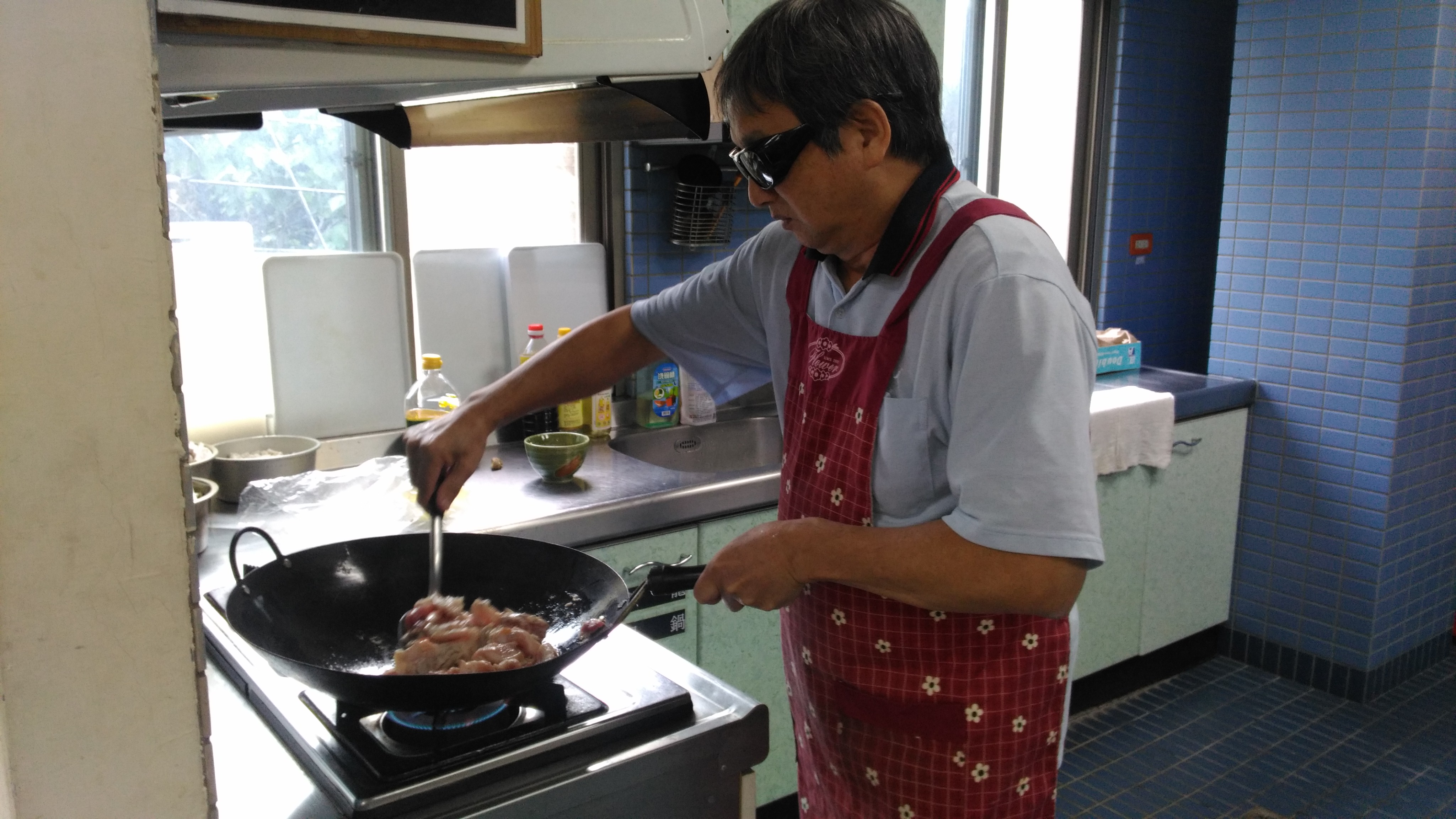 在電鍋菜DIY班學習烹飪雞肉