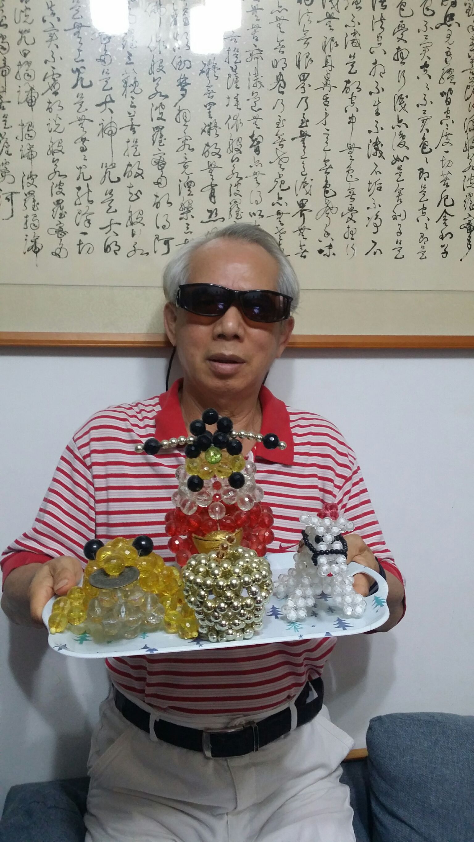 徐伯伯與串珠作品合照