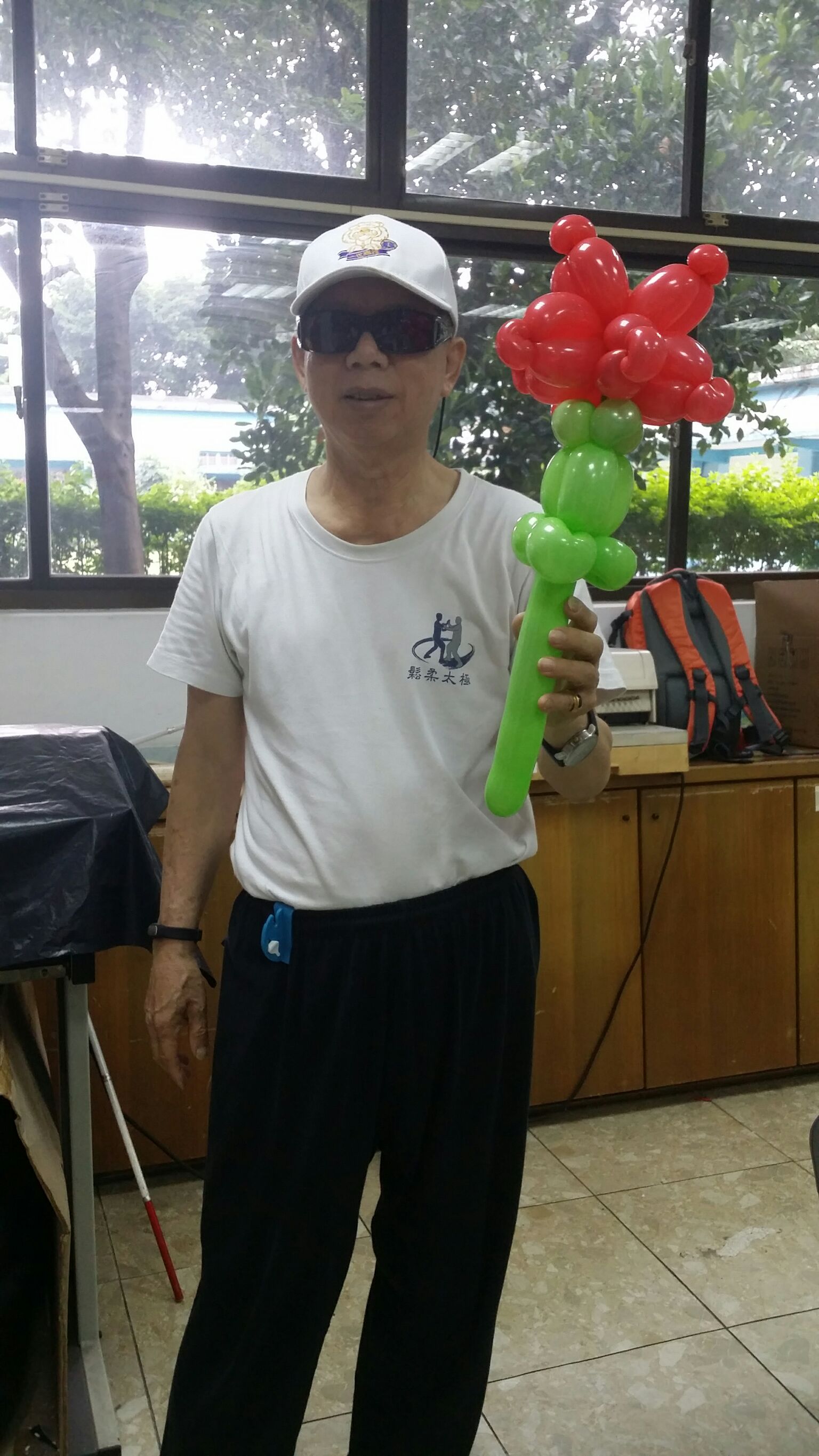 徐伯伯與康乃馨造型氣球合影