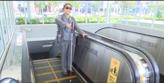 捷運站搭手扶梯