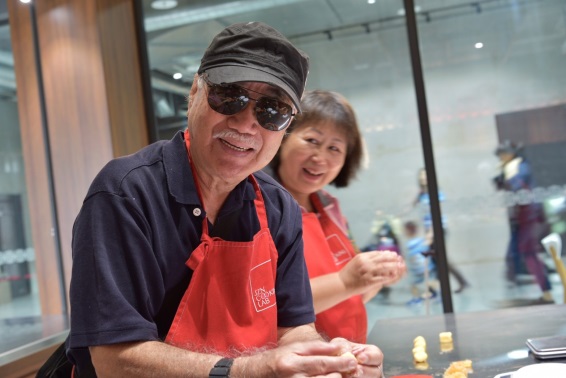 志工與參加者製作鳳梨酥的過程