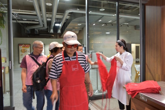 講師分發圍裙給參加者