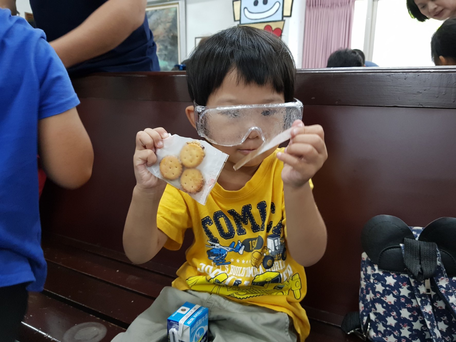 戴模擬眼鏡吃點心