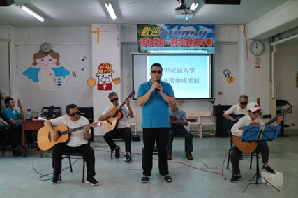 成果展擔任主唱