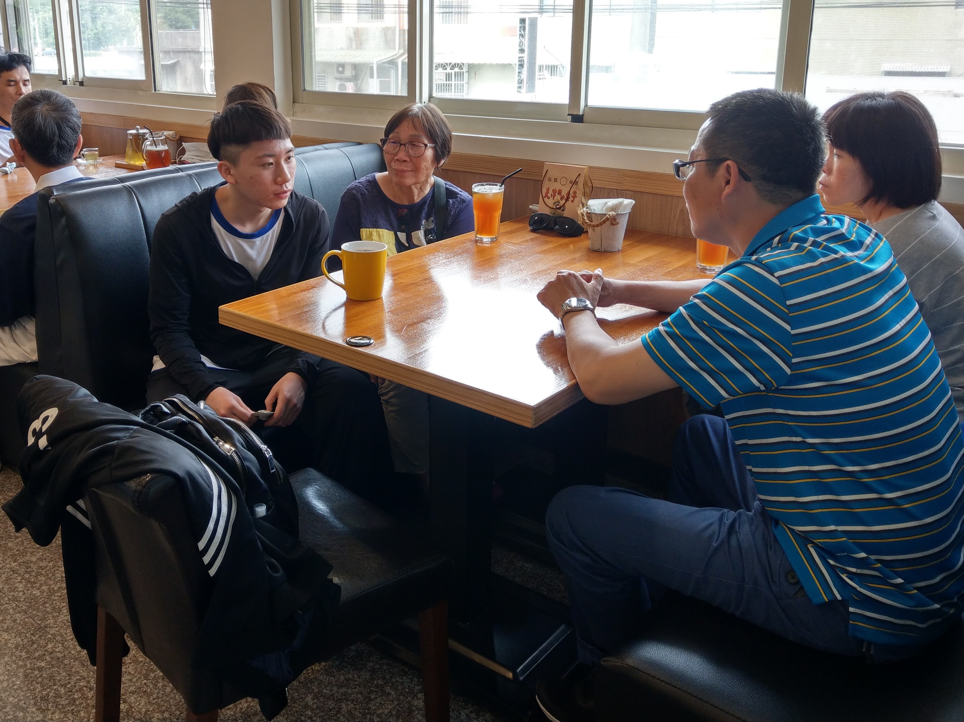 浩浩和家人用餐
