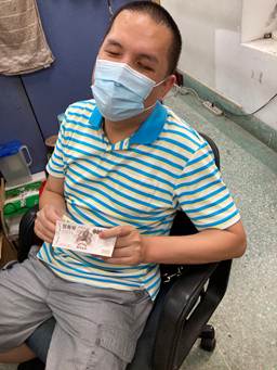雖然需要一點時間，但還是能靠凸浮碼成功辨識出五倍券的面額喔！
