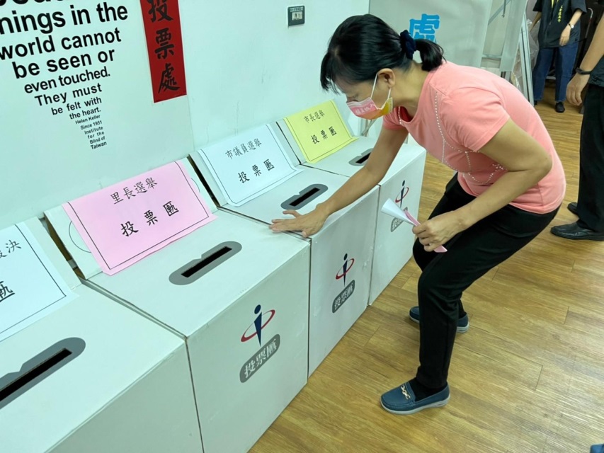 將投票單放入票匭